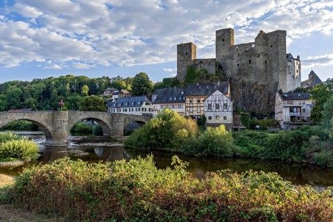 Old Lahn Bridge, Runkel Castle, hilltop castle from the high Middle Ages, ruins, Protestant church,