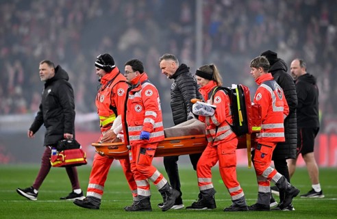 Paramedics carry Benjamin Henrichs RasenBallsport Leipzig RBL (39) injured injury Achilles tendon