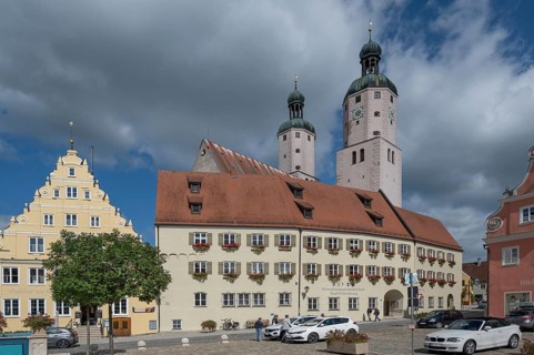 Market square with historic buildings, the Krone inn, the town council and the parish church of St