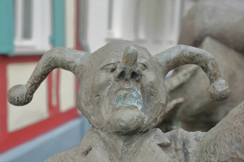 Carnival fountain by Walter Meffert 2001, sculpture, jester, joker with cap, screaming, nose,