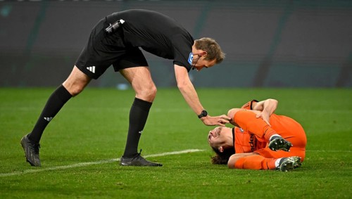 Arthur Theate Eintracht Frankfurt SGE (03) injured Injury Referee Sascha Stegemann attends PreZero