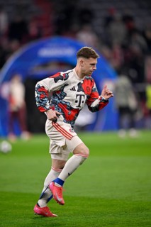Warm-up training Joshua Kimmich FC Bayern Munich FCB (06) in front of Champions League Arch, UEFA