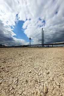 Düsseldorf, North Rhine-Westphalia, Germany, Dry riverbed in the Rhine in front of the