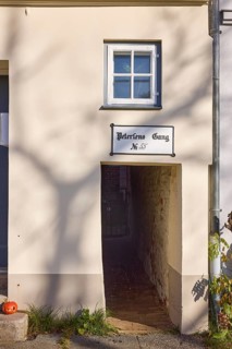 Peterlens Gang, facade of a house with window, An der Obertrave, Old Town, Hanseatic City of