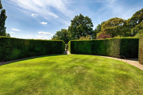 Courtyard with hedges, yew (Taxus baccata), topiary, topiary, Sissinghurst Castle and Garden,