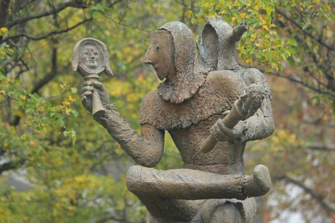 Sculpture Till by Eberhard Linke 2010, Till Eulenspiegel, mirror, holding, hand, arm, modern art,