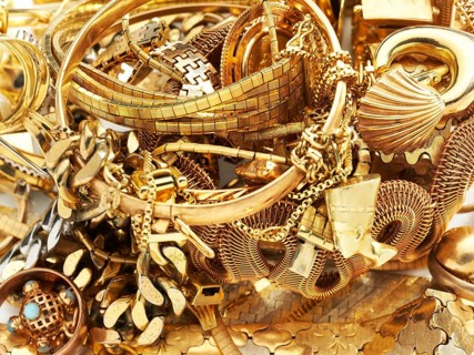 Old gold, various pieces of jewellery, studio shot