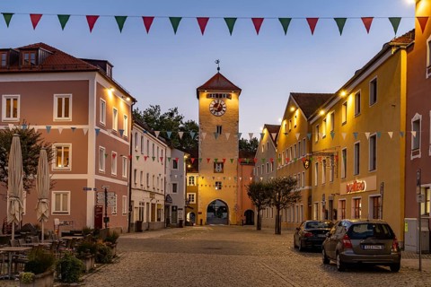 The Donautor city gate and the historic city centre at dusk, Kelheim, Lower Bavaria, Bavaria,
