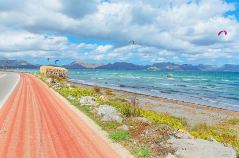 Group of people kitesurfing, Alcudia, Mallorca, Balearic Islands, Spain, Europe
