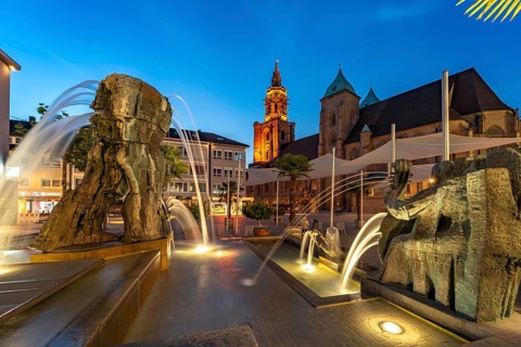 The Kilianskirche church and the Comedians' Fountain at dusk, Heilbronn, Baden-Württemberg,