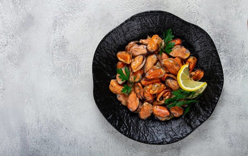 Mussels no shell, boiled, mussels, peeled, in a bowl, with lemon and parsley, Chilean mussels, top