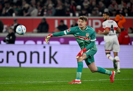 Goalkeeper Alexander Nübel VfB Stuttgart (33) Josha Vagnoman VfB Stuttgart (04) MHPArena, MHP Arena