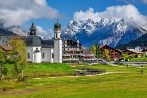 Seekirchl on the edge of the village with the Karwendel mountains, Seefeld in Tyrol, Seefeld