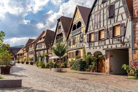 Half-timbered houses on the Place du docteur Pierre Walter in Bergheim, Alsace, France, Europe