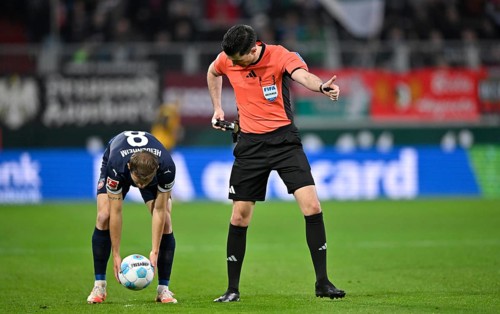 Referee Referee Florian Badstübner Gesture Gesture in front of free kick Leo Scienza 1. FC