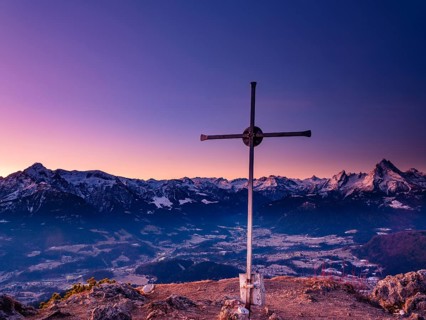 Rauher Kopf summit cross at dawn, behind the Berchtesgaden Alps, Hoher Göll, Steinernes Meer,