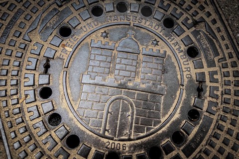 Manhole cover with the emblem of the Hanseatic city, city coat of arms, manhole cover, tourism,