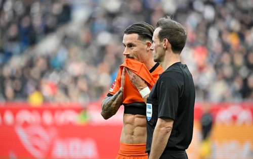 Robin Koch Eintracht Frankfurt SGE (04) with six-pack in discussion with referee Sascha Stegemann