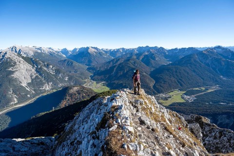 Mountaineer on the summit of the Große Arnspitze, mountain panorama with Karwendel mountains,