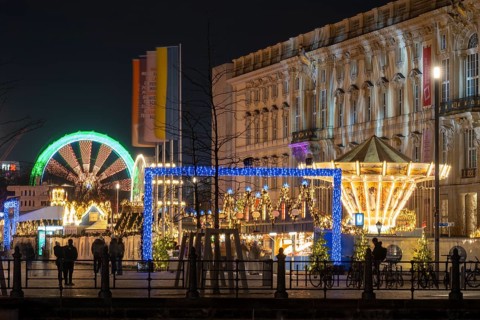 Entrance to the Christmas market at the Humboldt Forum, Berlin Palace, night shot, Mitte, Berlin,