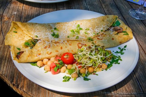 Swabian cuisine, stuffed pancake, vegetarian, mushrooms, cheese, vegetables, chickpeas, sprouts,