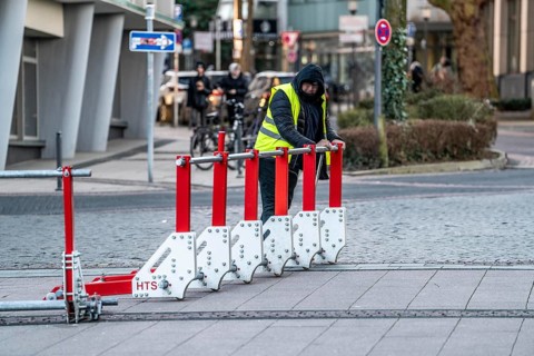 Mobile anti-terror barrier, modular, movable barrier against cars and lorries driving amok, opened