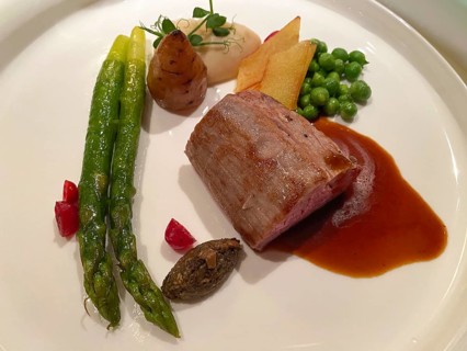 Veal fillet, green asparagus, chervil bulb, potatoes, peas, morel cream, food, starred cuisine