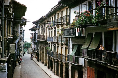 Historische Gebäude in der Altstadt von Hondarribia oder Fuenterrabía, Baskenland, Nordspanien,