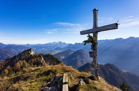 Old summit cross on the Schwarzer Berg with a view of the Gschirrwand Lammertal and Dachstein