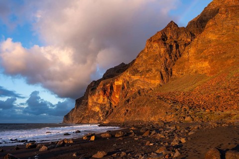 Golden hour at the Playa del Inglés beach and the La Mérica mountain range. Valle Gran Rey, La