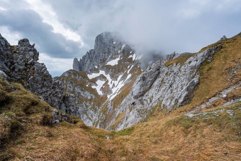 Mountain landscape, low view during the ascent to the Maukspitze, clouds moving around the