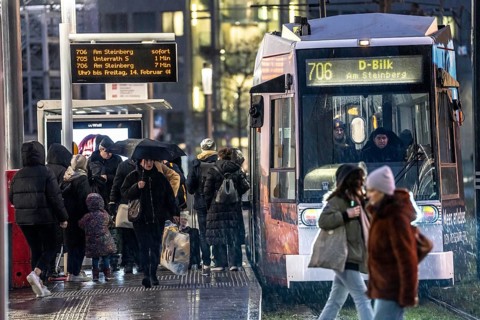 Full tram stop Schadowstraße, rainy weather, Düsseldorf, North Rhine-Westphalia, Germany, Europe