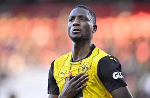 Goal celebration Serhou Guirassy Borussia Dortmund BVB (09) gesture hand on chest, coat of arms,
