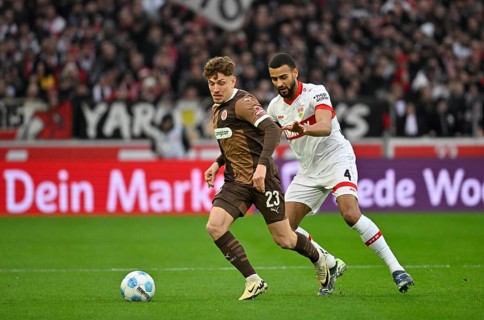 Duel, action Josha Vagnoman VfB Stuttgart (04) against Philipp Treu FC St. Pauli (23) MHPArena, MHP