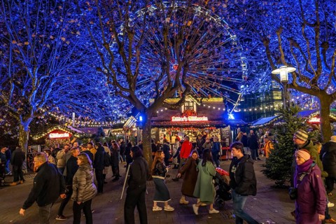 Pre-Christmas season, people, shoppers, visitors to the Christmas market in Essen city centre,