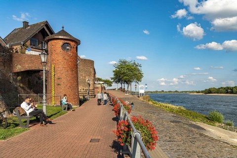 Rhine promenade with Rhine level in Rees, Lower Rhine, North Rhine-Westphalia, Germany, Europe