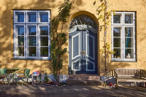 Door with bench and windows, street An der Obertrave, Old Town, Hanseatic City of Lübeck,