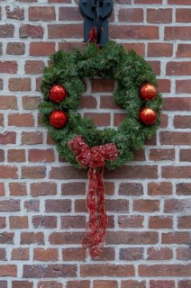 Door wreath as a Christmas decoration in front of a brick wall, Münsterland, North