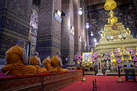 Buddhist monks at prayer, Wat Pho, Temple of the Reclining Buddha, Bangkok, Thailand, Asia