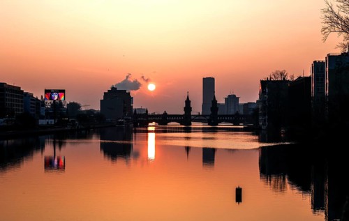 View over the Spree to Oberbaum Bridge during sunrise, Berlin, 09/02/2025, Berlin, Berlin, Germany,