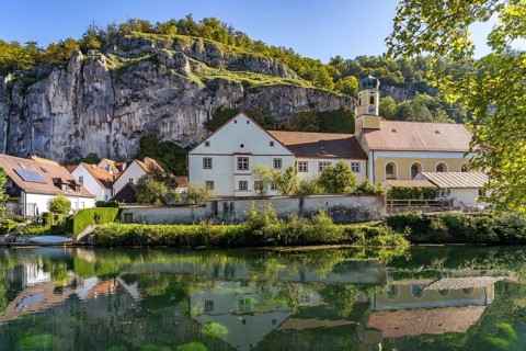 Market town of Essing with Heilig Geist parish church in Altmühltal, Lower Bavaria, Bavaria,