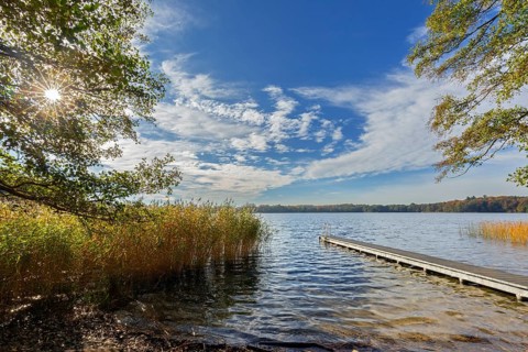 Wooden jetty at lake Schaalsee in autumn, fall, Biosphärenreservat Schaalsee, Schleswig-Holstein,