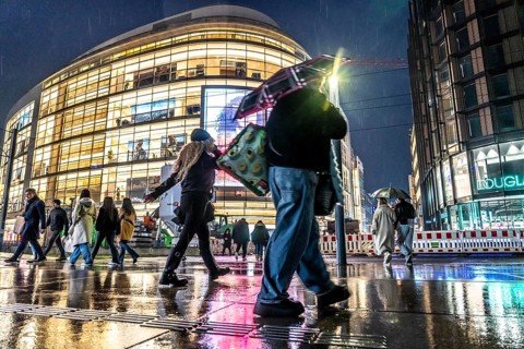 Schadowstraße, city centre, shopping street, pedestrian zone, winter, rainy weather, P&C clothing
