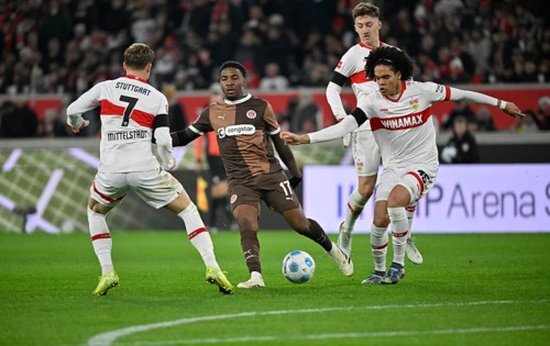 Duel, action Oladapo Afolayan FC St. Pauli (17) against Maximilian Mittelstädt VfB Stuttgart (07)