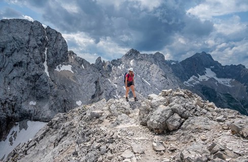 Mountaineer on the Jubiläumsgrat between Zugspitze and Alpspitze, high mountains, Wetterstein