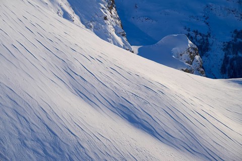 Snow-covered slopes with fine lines under a blue sky, quiet winter atmosphere, Gemmi Pass,