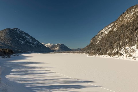 Frozen Sylvenstein reservoir, covered with snow. Isar valley in winter at temperatures of minus 18