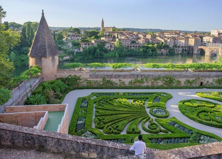 Palais de la Berbie park and view of the river Tarn, Albi, Département Tarn, France, Europe