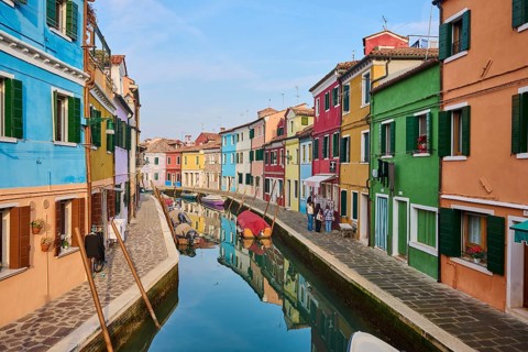 Colorful houses beside the waterway in between 'Fondamenta Pontinello Sinistra' and 'Fondamenta