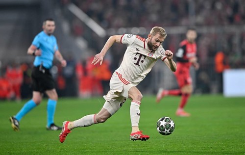 Konrad Laimer FC Bayern Munich FCB (27) Action on the ball Referee Michael Oliver (ENG) UEFA